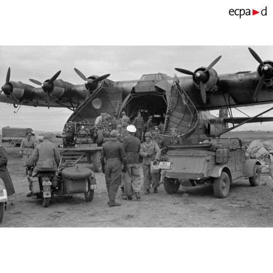 Sur le terrain d'aviation d'El Aouina, le chargement d'un avion cargo Messerschmitt Me-323 Gigant.