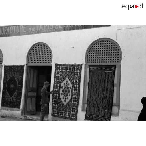 Une fabrique de tapis à Kairouan.