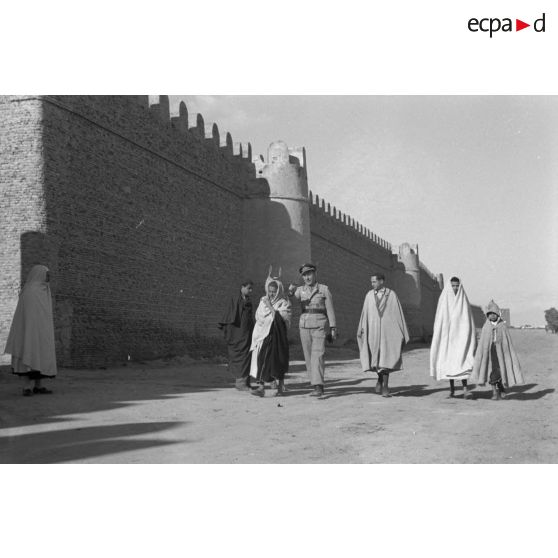 Un Sonderführer de la Luftwaffe parcoure les rues de Kairouan à proximité du Souk.