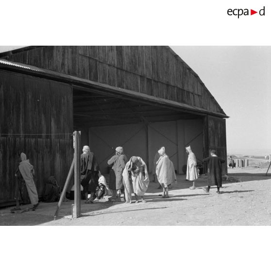 Tunisien à l'ombre d'un hangar du terrain d'aviation de Kairouan.