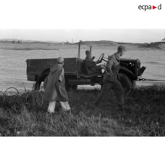 Dépannage d'un véhicule britannique par un semi-chenillé Sd.kfz.7, on note l'inscription Gruppe Hägele sur le blindé allemand.