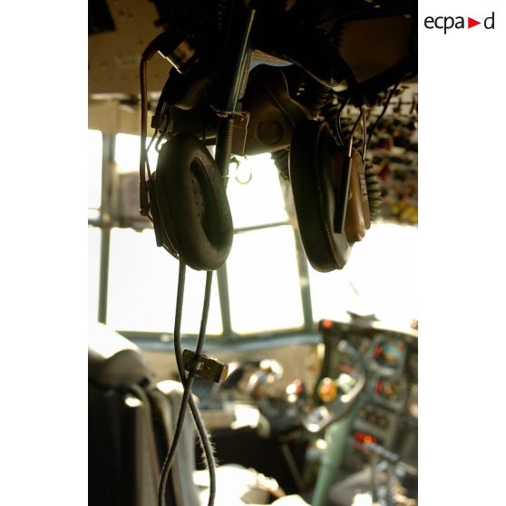 Gros plan sur un casque dans la cabine de pilotage d'un avion de transport Hercules C-130.