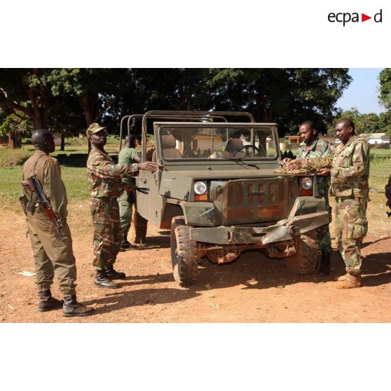 Soldats centrafricains autour d'un véhicule 4x4 Sovamag sur le camp de Bria.