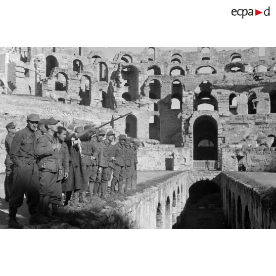 En Tunisie, la visite de l'amphithéâtre de El Jem.