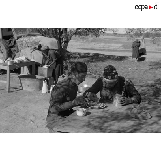 Repas de Tunisiens sous l'uniforme allemand.