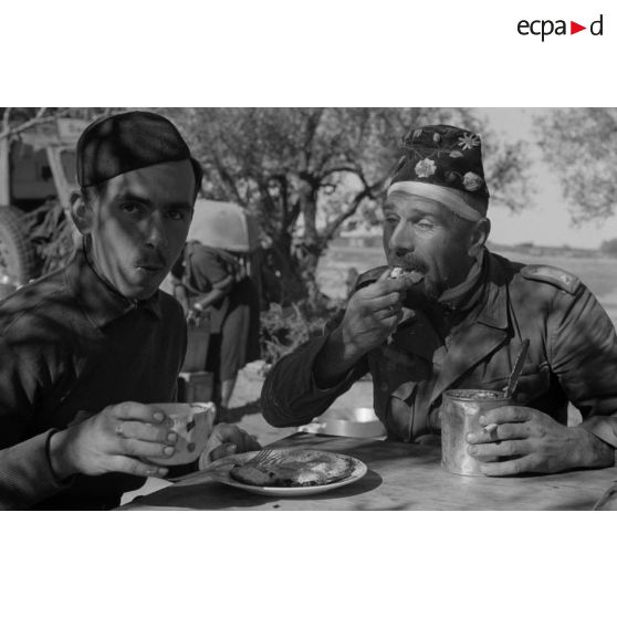 Repas de Tunisiens sous l'uniforme allemand.