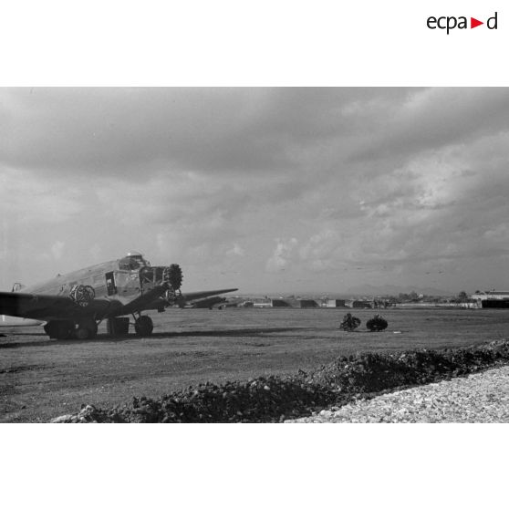 Un avion de transport Junkers Ju-52 privé de ses trois moteurs sur le terrain de Trapani (Sicile).