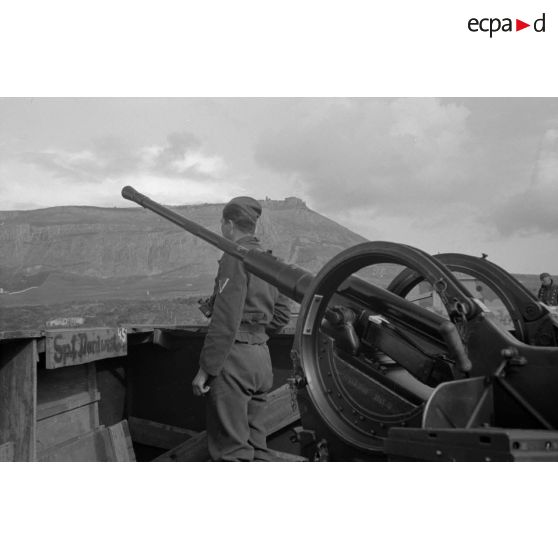 Un poste de DCA de 2 cm FlaK 38 sur le terrain d'aviation de Trapani (Sicile).