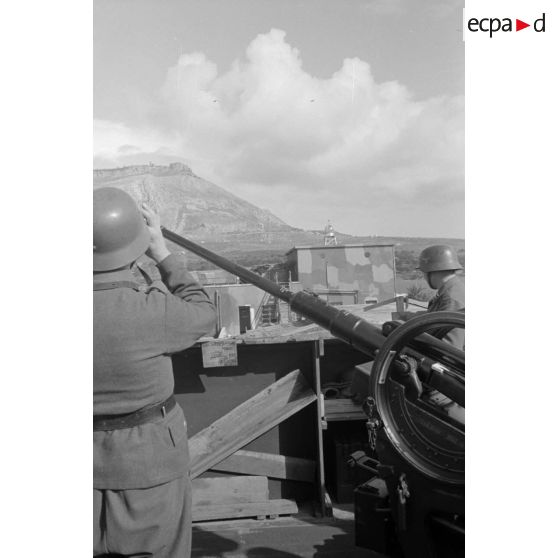 Un poste de DCA de 2 cm FlaK 38 sur le terrain d'aviation de Trapani (Sicile).