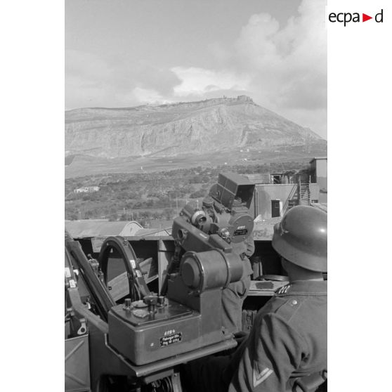 Un poste de DCA de 2 cm FlaK 38 sur le terrain d'aviation de Trapani (Sicile).