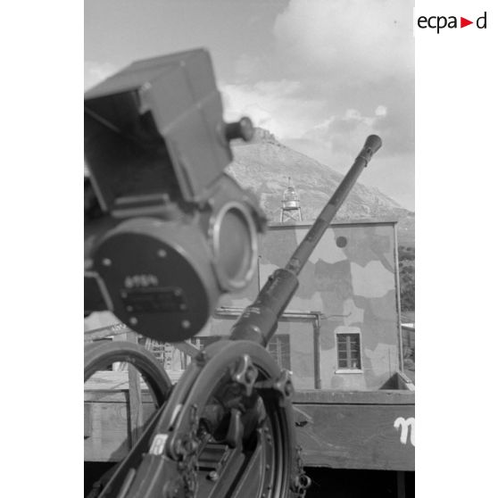 Un poste de DCA de 2 cm FlaK 38 sur le terrain d'aviation de Trapanie (Sicile).