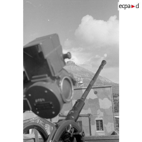 Un poste de DCA de 2 cm FlaK 38 sur le terrain d'aviation de Trapani (Sicile).