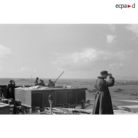 Un poste de DCA de 2 cm FlaK 38 sur le terrain d'aviation de Trapanie (Sicile).