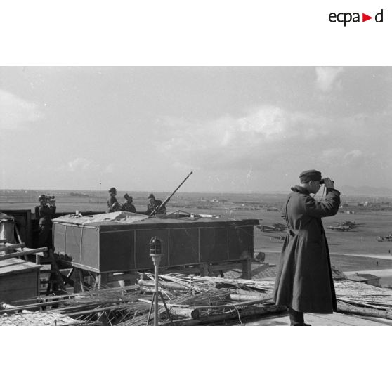 Un poste de DCA de 2 cm FlaK 38 sur le terrain d'aviation de Trapani (Sicile).