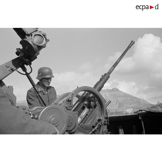 Un poste de DCA de 2 cm FlaK 38 sur le terrain d'aviation de Trapani (Sicile).