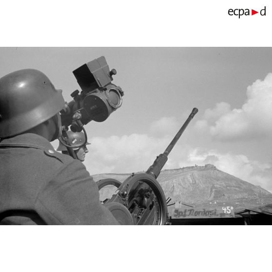 Un poste de DCA de 2 cm FlaK 38 sur le terrain d'aviation de Trapani (Sicile).