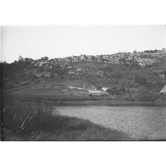 La ville vue du lac d'Anosy. [légende d'origine]