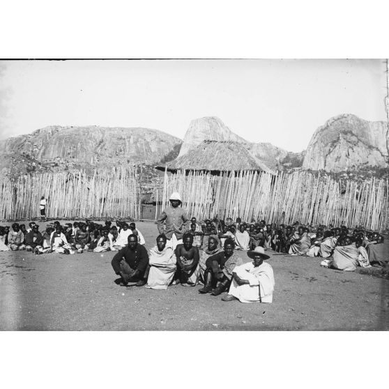 Chefs attendant le kabary. [légende d'origine]