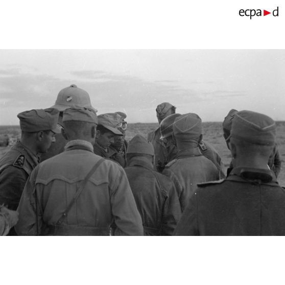 Un briefing entre des officiers supérieurs italiens et allemands, au centre le général Erwin Rommel.