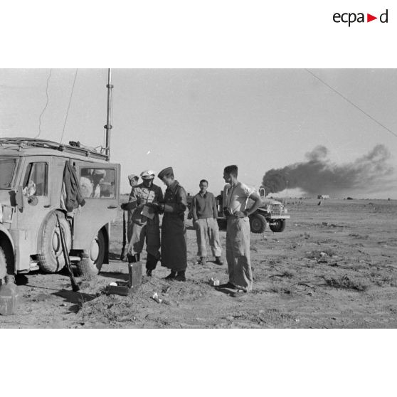 Des officiers de l'armée de l'air à proximité d'un camion de transmissions.