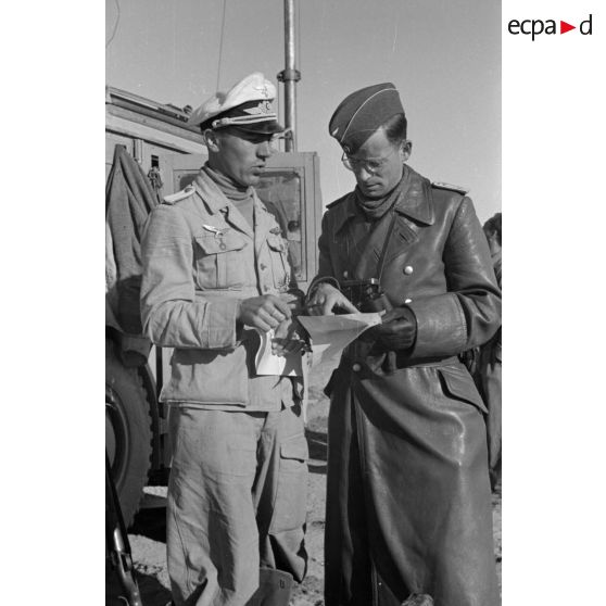 Des officiers de l'armée de l'air à proximité d'un camion de transmissions.