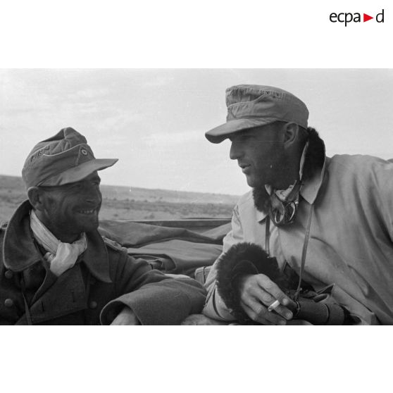 Deux détenteurs de la croix de chevalier de la croix de fer (Ritterkreuz), le capitaine (Hauptmann) Kümmel du Panzer Regiment. 8 et le capitaine (Hauptmann) Fromm Flak 1/33.