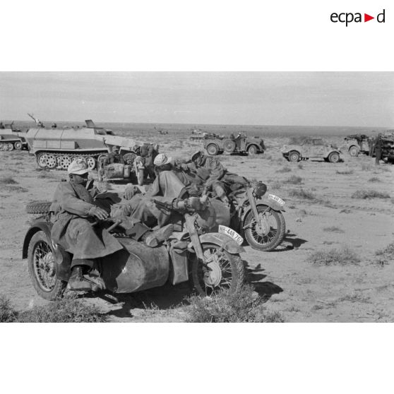 Un colonne allemande du Panzer-Regiment 8 et du I./FlaK-Regiment 8 marque une pause dans le désert (secteur de Sidi Azeiz).