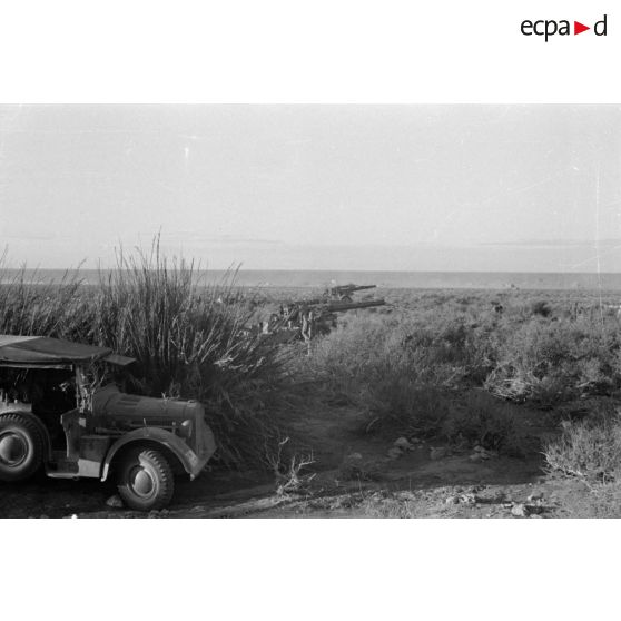 Une batterie de canons de 15 cm tire sur Tobrouk (Tobruk).