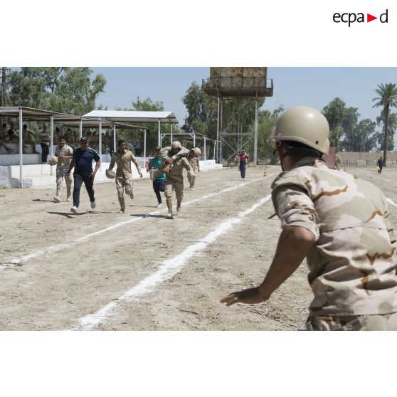 Des soldats irakiens disputent une course à Bagdad, en Irak.