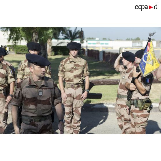 Le colonel Thomas Noizet passe les troupes du 13e bataillon de chasseurs alpins (13e BCA) en revue à Bagdad, en Irak.