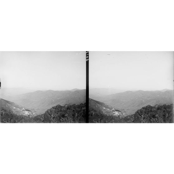 Vue du district de Tsivory (du col de partage des eaux, route Tsivory-Ranotsara). [légende d'origine]