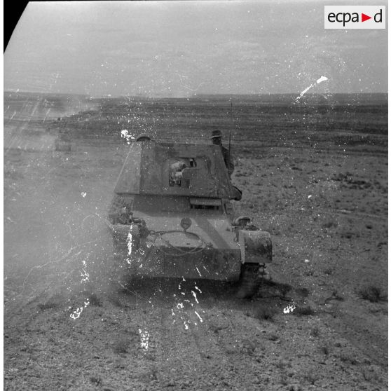 Un char Panzerjäger-I-Ausf-B sur une piste dans le désert. Colonne de véhicules.