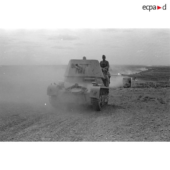 Un char Panzerjäger-I-Ausf-B sur une piste dans le désert. Colonne de véhicules.