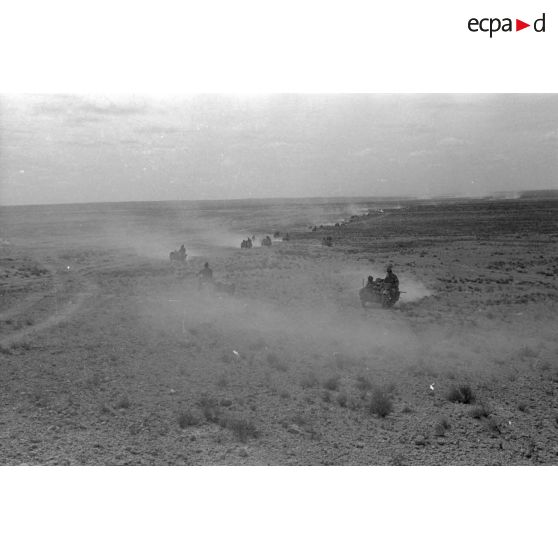 Colonne de side-cars BMW-R-12 et Zündapp-800-W dans le désert. Les véhicules appartiennent au Pz.Aufkl.Abt-3.