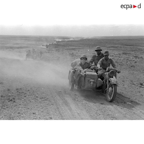 Colonne de side-cars BMW-R-12 et Zündapp-800-W dans le désert. Les véhicules appartiennent au Pz.Aufkl.Abt-3.