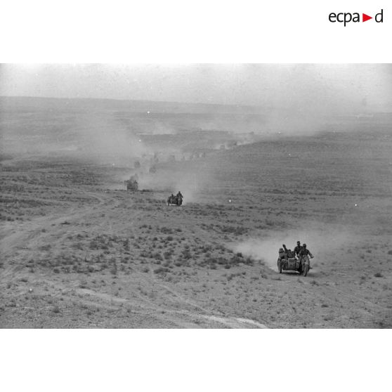 Colonne de side-cars BMW-R-12 et Zündapp-800-W dans le désert. Les véhicules appartiennent au Pz.Aufkl.Abt-3.