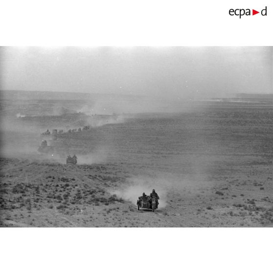 Colonne de side-cars BMW-R-12 et Zündapp-800-W dans le désert. Les véhicules appartiennent au Pz.Aufkl.Abt-3.