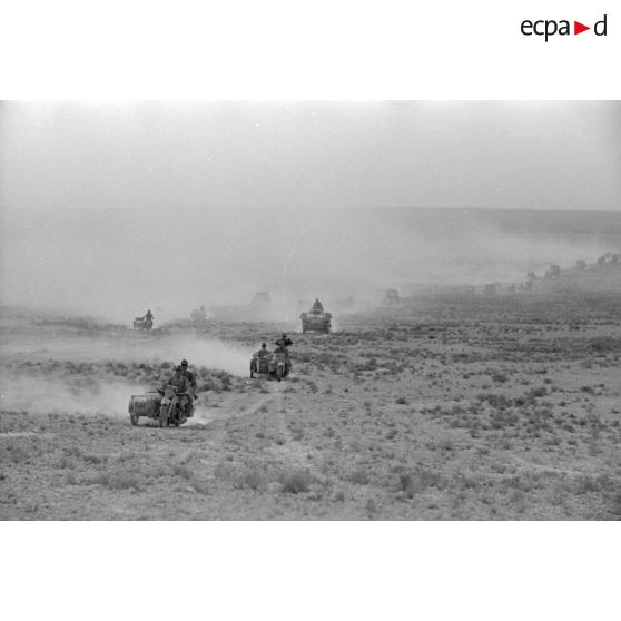 Colonne de side-cars BMW-R-12 et Zündapp-800-W dans le désert. Les véhicules appartiennent au Pz.Aufkl.Abt-3.