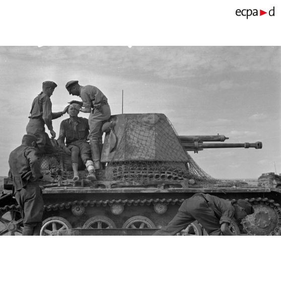 Soins d'un blessé à la tête sur la plage arrière d'un chasseur de char Panzerjäger-I-Ausf-B du Panzer-Jäger-Abteilung-39.