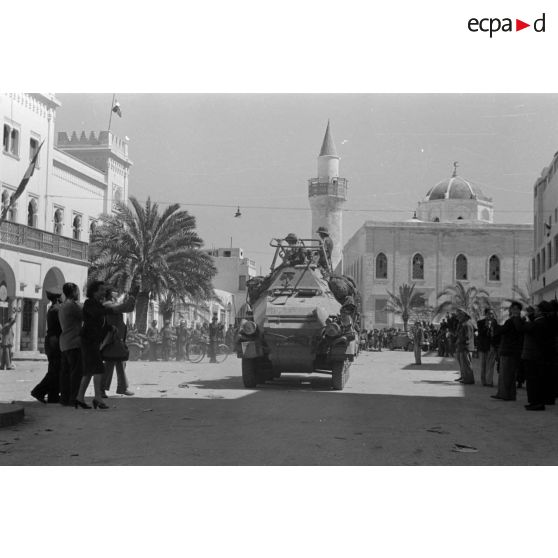 L'accueil de la population italienne de Benghazi, ici l'équipage d'un blindé SdKfz-263.