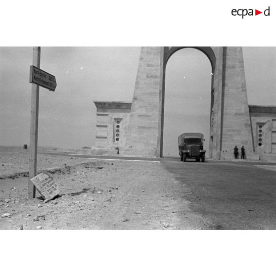 Un camion Henschel 33D passe sous l'Arco dei Fileni.