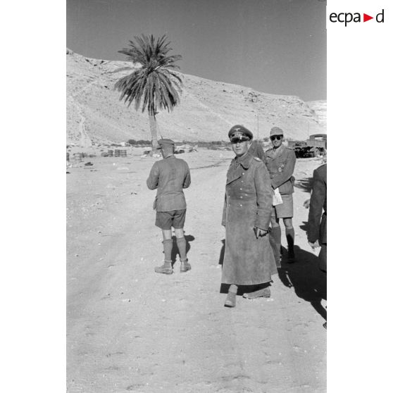 Le général Erwin Rommel, en compagnie d'officiers italiens et allemands, visite des constructions italiennes datant de 1936, il s'agit certainement de fortifications.