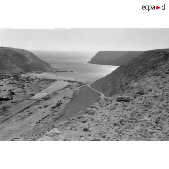 Entre Bardia et Sollum, une baie rocheuse et son port.