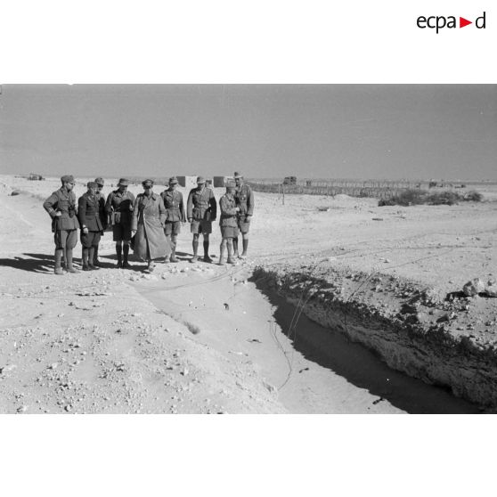 Le Generalleutnant Erwin Rommel inspecte une tranchée, accompagné par des officiers allemands et italiens.