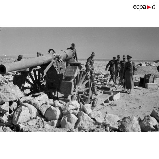 Le général Erwinn Rommel inspecte des canons de 120 mm abandonnés et sabotés.