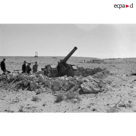 Le général Erwinn Rommel inspecte des canons de 120 mm abandonnés et sabotés.