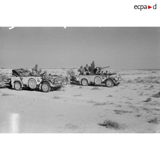 Voitures Kfz-18 équipées d'un canon de 2 cm FlaK-30 du I-Flak.Rgt-18.