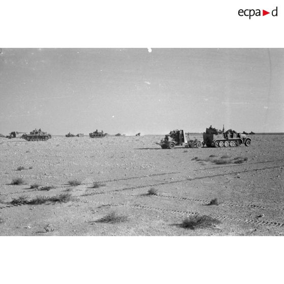 Des semi-chenillés SdKfz-8 tractent des canons de 8,8 cm FlaK-18-L56 du I-FlaK.Rgt-18 et des Panzer-III du Panzer Regiment 8 (Pz.Rgt-8).