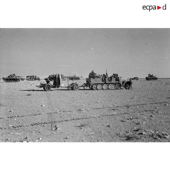 Des semi-chenillés SdKfz-8 tractent des canons de 8,8 cm FlaK-18-L56 du I-FlaK.Rgt-18 et des Panzer-III du Panzer Regiment 8 (Pz.Rgt-8).