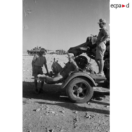 Trois soldats sur l'avant-train d'un canon de 8,8 cm.